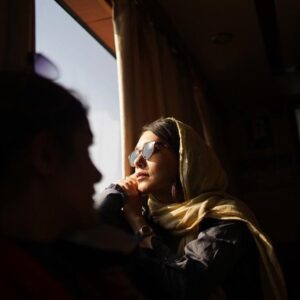 Shahrzad Kamalzadeh Instagram - از این دریا تا این عکس

که در آلبوم کدر شده است

راهی نیست

فقط باید صبور بود

تا آواز این مرغ دریایی

به پایان برسد

تا

ما یاد همه‌ی کافه‌های جوانی را

به دریا بریزیم

دست‌های ما

خالی است.
#شهرزاد_کمالزاده #مرغ_دریایی #فرهنگ#ادب#هنر#دریا #امواج #نور#بازیگر#مجری#تهیه_کننده