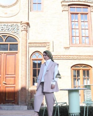 Shahrzad Kamalzadeh Instagram - من این سوی دنیا تو آن سوی دنیا

چرا از من او را گرفتی که ماتم بگیرم

من این سوی دنیا تو آن سوی دنیا

چرا درد خود کم بگیرم

ز روزی که رفته ز پیشم او نامه ننوشته

ز خاطر مگر برده او از دل یاد بگذشته

دریغا گذشته گذشته

خدایا همه هستی ام را گرفتی

همه هستی ام را تو یکجا گرفتی

اگر روزی از این قفس پر بگیرم

روم سر به پایش نهم تا بمیرم

و یا زندگی را من از سر بگیرم 
#استاد_گلپایگانی