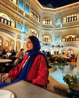 Shahrzad Kamalzadeh Instagram - ماه اگر بی تو برآید به دو نیمش بزنند
دولت احمدی و معجزه سبحانی

جلوه بخت تو دل می‌برد از شاه و گدا
چشم بد دور که هم جانی و هم جانانی

#شهرزاد_کمال_زاده #هنر#فرهنگ#معماری_سنتی_ایران #ایران #نوستالژی