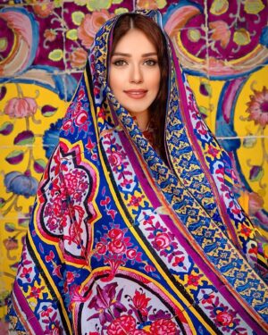 Shahrzad Kamalzadeh Instagram - وه که جدا نمی‌شود نقش تو از خیال من
تا چه شود به عاقبت در طلب تو حال من
‌
ناله زیر و زار من زارتر است هر زمان
بس که به هجر می‌دهد عشق تو گوشمال من
‌
نور ستارگان ستد روی چو آفتاب تو
دست نمای خلق شد قامت چون هلال من
‌
پرتو نور روی تو هر نفسی به هر کسی
می‌رسد و نمی‌رسد نوبت اتصال من
‌
خاطر تو به خون من رغبت اگر چنین کند
هم به مراد دل رسد خاطر بدسگال من
‌
برگذری و ننگری بازنگر که بگذرد
فقر من و غنای تو جور تو و احتمال من
‌
چرخ شنید ناله‌ام گفت منال سعدیا
کآه تو تیره می‌کند آینه جمال من

#سعدی #هنر#اصالت#فرهنگ#ایران#شعر #شهرزاد_کمال_زاده 

@sepid_photogallery