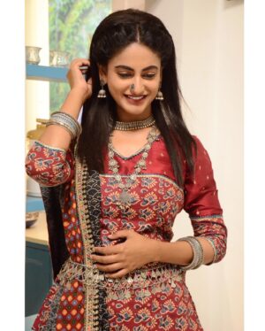 Shaily Priya Instagram - शर्म-ओ-लिहाज़ 🦋

MUA- @shekhar_g28 
Hair - @vaishalichavan208

#Shraddha #kismatkilakirose