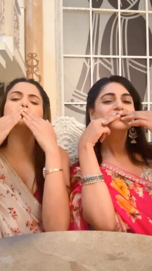 Shaily Priya Instagram - Jaadu nagari se aya hai, koi jaadugarr 😉
.
.
.
.
.
.
#reelsister #coactor #onset #reels #trending #viral #justforfun #lipsync #actor #actorlife #set #kkls #sumati #kirti #shaily #shraddha