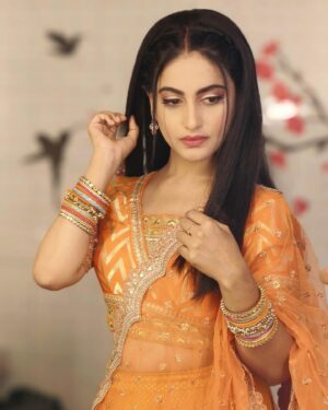 Shaily Priya Instagram - 🧡🧡

Makeup- @abhishekyadav962717 
Hair - @vaishalichavan208
