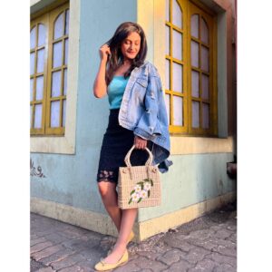 Shaily Priya Instagram - Posing in the setting sun 🌅 
Kouna grass bags by @birdlilyindiaofficial 

#collaboration #kounabags #sunset #goldenhour #posing #manipurart #manipurfashion