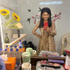 Shaily Priya Instagram - Workplace and the working Sunday 💛

#Kismatkilakironse 
#shraddha 
#RashmiSharmaTelefilms