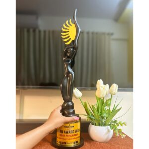 Shaily Priya Instagram - The first…✨
With Gratitude and immense Love ❤️❤️

#ffna2023 #firstsward #bestactress #kismatkilakirose

Makeup - @shekhar_g28 (the best)
Hair styling- @vaishalichavan208 (the best)