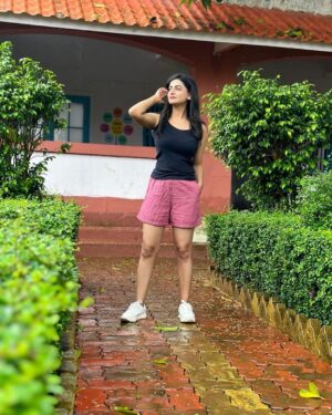 Shaily Priya Instagram - 🍃🌧️ 
Bottom wear by @skytickoriginals 

#monsoon #collaborations #pants #bottomwears