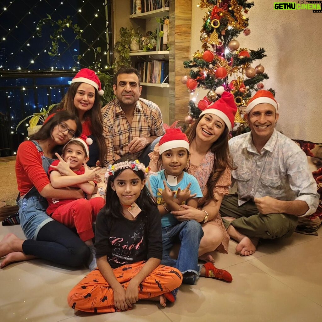 Shalini Kapoor Instagram - Christmas 2023 with #family ❤️💃 . . . #xmas #familytime #celebration #home #santa #love #bond #gratitude #happiness