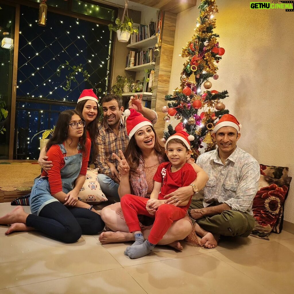 Shalini Kapoor Instagram - Christmas 2023 with #family ❤️💃 . . . #xmas #familytime #celebration #home #santa #love #bond #gratitude #happiness