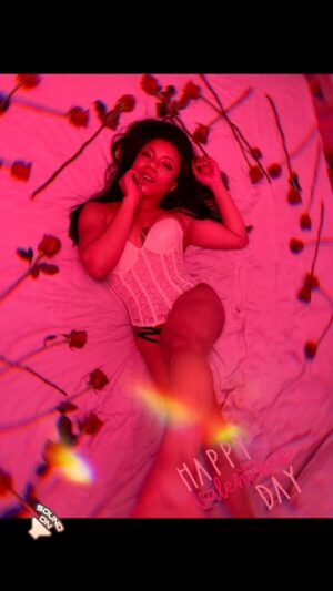 Shalita Grant Instagram - Hey girl, Happy Valentines Day 💋
.
And remember: If it isn’t giving you energy, orgasms or love, it isn’t for you 😘✨
.
Shot by @beautybyerick 😘
.
#galentinesday #slumberparty #ashnikkoslumberparty #lesbiangang #gaygirlsofinstagram #valentinesday2021 #fightforlove #naturalhair #type4
