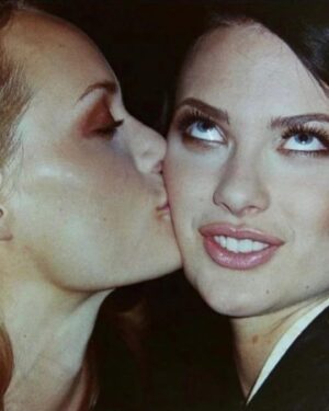 Shalom Harlow Instagram - Happiest Birthday my sweet solid sister @ambervalletta Through sick and sin I love my my monkey twin. You’re my favorite play mate and my always soul mate. I’m yours forever 🫶🏻❤️🫶🏻