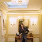 Shalom Harlow Instagram - A stunningly chic collection for @ysl by @anthonyvacarello Merci for having me everyone @ysl especially @anthonyvacarello and @emmanueltomasini And thank you Paris Glam @lesliethibaud @tiinaroivainen @mr.levvis 📸 @ritz   #ysl #pfw #paris #toureffeil