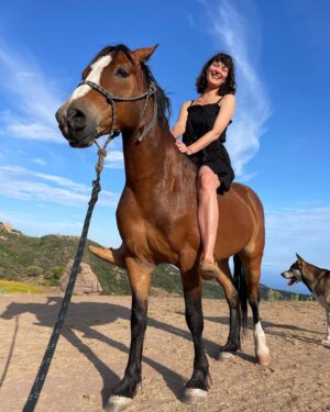 Shalom Harlow Instagram - 🐎 1st without a saddle 🐎

summer fun with loved one @carolynmurphy 

 🙏🏽 thank you @akispack for the unbridled freedom you shared with us 

#barebacking