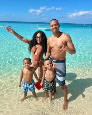 Shamari DeVoe Instagram - “We heard it’s below 60 in Atlanta and raining… y’all good!?” - The DeVoes in Paradise ☀️ 🏝️ 💦 
•
#DeVoeted