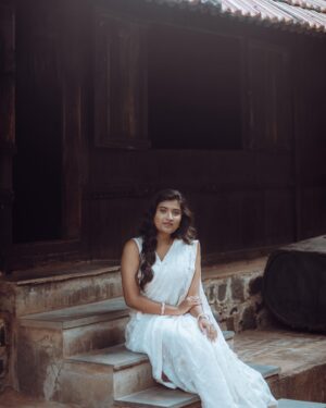 Shamni Mahe Instagram - One day at a time . 

Shot for @aadiya.paris 🤍

Photograph @rajasababady 

Muse and muah @gangadevi_makeover_artistry 

Jewellery @littlefingers_bridal_jewellery