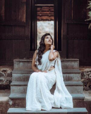 Shamni Mahe Instagram - One day at a time . 

Shot for @aadiya.paris 🤍

Photograph @rajasababady 

Muse and muah @gangadevi_makeover_artistry 

Jewellery @littlefingers_bridal_jewellery