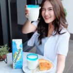 Shanice Margaretha Lie Instagram - Ditengah kesibukan shootingku yang padat, aku tetap harus menyempatkan diri sarapan nih supaya aku tetap fit dan bertenaga saat beraktivitas. Dan! aku juga selalu menjaga nutrisiku supaya aku ga gampang sakit, apalagi masih pandemi gini dan cuaca yang ga nentu. Aku menjatuhkan pilihanku pada Greenfields Fresh Milk untuk memenuhi asupan nutrisiku. Greenfields Fresh Milk ini mengandung nutrisi alami yang lengkap dari vitamin A, B1, B2, protein, dan mineral jadi bisa membantu boost imun aku. Kalo kalian, apa tipsnya nih supaya tetap bisa #JalaniHidupTerbaikmu dengan fit? Share dong dikomen! #GreenfieldsBoosterSusu @greenfields.id