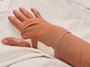 Shannon Elizabeth Instagram - So this happened tonight. Just a little 20 minute surgery on my wrist. I was having increasingly bad pain after accidentally banging it on the side of a game viewing vehicle when on safari for my birthday. 🫣 So I developed something called De Quervain tenosynovitis, & it just wasn't going away. But the doctor tells me this should do the trick! 

I opted to stay awake & just do a pain block. I just got back to Cape Town yesterday after a month in the US & head up to Pretoria on Wednesday for the @monsterjam_poker_tour with @pokerbetsa. The doctor assured me it wouldn't affect my poker...I was somewhat disappointed as I hoped it might somehow make me better! 😜

A big THANK YOU to my doctor & the entire team that took care of me today. Very grateful!! 🙏🏼✨🙏🏼