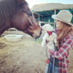 Shannon Elizabeth Instagram - Had an incredible day at @tomrohavenforequineschildren with Peanut!! The work they do rescuing horses is beautiful, & the energy there is so spiritual. Whether you're traveling to South Africa or you live here, pls consider paying them a visit & supporting the work they do in whatever ways you can. As you can imagine, they need a big piece of farmland where they can really build their dream facilities for these angels. They currently work with kids & women who get so much healing from these horses. Every life matters-save one save all! Thank you to Gillian & Stephanie for sharing your magic with me!! And thank you to @noulamaclean for introducing me to such a worthy cause. 🙏🏼💫 (SWIPE LEFT to see Peanut at the end of a long day with the horses after his bath!)