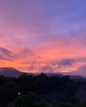 Shannyn Sossamon Instagram - 📌
Never gets old 
An East Tennessee sunset
Me and my gookie in a motel room 
My French 
This tunnel means home   one more hour 
Truth