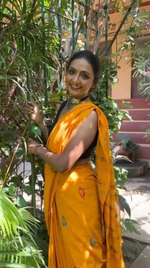Shanti Priya Instagram - Dance by a fearless HEART ❤️ 

shanthipriya shanthi priya song 
Make up by yours truly @shanthipriya333 
Hair by @amuthevar 
Stylist @instylewithaditi
Team @_allaboutdisha
Saree @forsarees
Jewellery @gewelsbymona & @shanthipriya333

#trending #shanthipriya #marathi #90s #bollywood #actress #trendingreel #fyp #reelsvideo #explorepage #reelsvideo