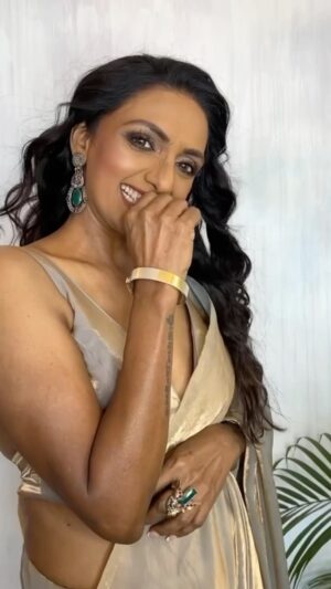 Shanti Priya Instagram - UFF 🔥🔥🔥🧿 Wht should I caption ????

Makeup & styled by yours truly @shanthipriya333
Hair by @amuthevar 
Outfit @swtantraofficial 
Jewellery @gewelsbymona X @instylewithaditi 

shanthipriya glamour saree jewellery 

#instapost #trending #fyp #shanthipriya #ootd #event #post#trending #shanthipriya #marathi #90s #bollywood #actress #trendingreel #fyp #reelsvideo #explorepage #reelsvideo