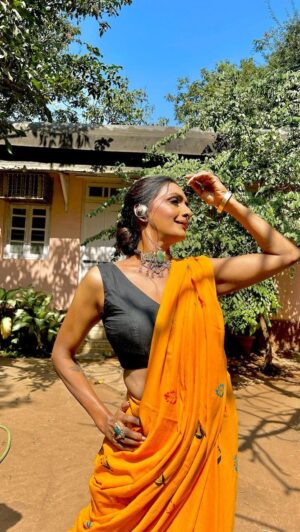 Shanti Priya Instagram - “Sunkissed days and endless adventures. 🌞

✨ #SummerMagic”

shanthipriya shanthi priya actor dancer 

Make up by your truly @shanthipriya333 
Hair by @amuthevar 
Stylist @instylewithaditi
Team @_allaboutdisha
Saree @forsarees
Jewellery @gewelsbymona & @shanthipriya333 

#trending #shanthipriya #marathi #90s #bollywood #actress #trendingreel #fyp #reelsvideo #explorepage #reelsvideo
