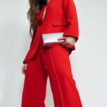 Shany Nadan Instagram - ¡Descubre el estilo festivo con @deprati ! 🌟 1. Red, red baby: Un terno rojo moderno con accesorios plateados, ideal para cenas formales. 💃✨ 2. Elegancia monocromática: Amo este look total white, perfecto para brunch o almuerzos navideños. 🍽️❄️ 3. Nos fuimos de fiesta: Brilla con un set plateado, accesorios llamativos y una cartera fucsia para darle ese POP of color! Un outfit divertido y cómodo para tus noches festivas. 🎉🌈 #QuéBuenoQueLlegóNavidad #LookDePrati #MuestraLoMejorDeTi