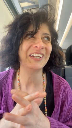 Shappi Khorsandi Instagram - من‌ فارسی نوشتن‌ و خواندنم خیلی بد است. مصقرم نکنید چون نمیتوانم بخوانم و وقطان تلف میشه. فعلن‌توهنها را  به‌  انگلیسی بکنید.