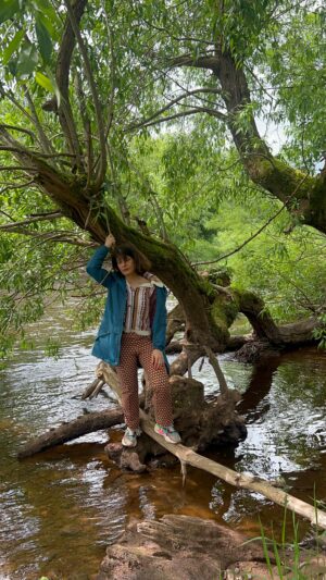 Shappi Khorsandi Instagram - Made a holiday around #hayfestival and #howthelightgetsinfestival injured myself canoeing, yet I CAN STILL CLIMB TREES IN THE RIVER! (Only fell in once) #halfterm #halftermfun #motherdaughter #motheranddaughtertime #riverusk #breconbeacons