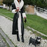 Sharam Diniz Instagram - Quick walk with Jóia 🐩 while I keep myself warm with this hot tea 🖤 #puppylove 🐾 Rolezinho com a Jóia 🐩 Enquanto me aqueço nesse chá quentinho🖤