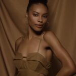 Sharam Diniz Instagram - A benção de ser mulher e angolana e nascer no dia da Mulher Angolana✨ Tanto por agradecer e, muito ainda por viver. Com sabedoria, humildade e resiliência no tempo dEle, sempre. 🙏🏾 Afinal são 33 anos de vida com saúde e o privilégio de concretizar sonhos com dignidade, honra e amor no que faço.🤎🎉 #FelizMarçoMulher The blessing of being an angolan and a woman and being born on Angolan Woman’s day✨ So much to thank for and there is still a lot to live. With wisdom, humility and resilience in His time, always. 🙏🏾 After all, it’s been 33 years of a healthy life and the privilege of making dreams come true with dignity, honor and love in what I do.🤎🎉 Credits: @sergiorbaia 📷