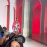 Sharam Diniz Instagram - Quem sabe faz ao vivo 💖 E a @duartehajime é dessas 💕 Obrigada pela honra uma vez mais e parabéns pela coleção incrível ✨ @afonsodbatista 📷 @lisboafashionweek #ModaLisboa #Duarte