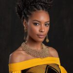 Sharam Diniz Instagram - Esta é Makeda, Uma figura etíope poderosa, sábia e justa de um reino muito rico da época… Que me deu a honra de ser protagonista na 10.a temporada da série Reis. Sendo o meu primeiro trabalho como atriz na teledramaturgia Brasileira 🇧🇷 A Raínha de Sabá veio me ensinar que realmente tudo é possível quando você crê mesmo antes de acontecer e, não saber nunca será motivo de vergonha, muito pelo contrário. Querer e saber aprender com quem sabe mais do que nós demonstra maturidade e alguma humildade da nossa parte, para que possamos ser e fazer melhor. Gratidão a todos que contribuíram para que esse sonho, se tornasse realidade. @seriereis 🎞️ @seriellaproductions 🎥 @u.m.netto 📷 #REIS #Makeda #RaínhadeSabá