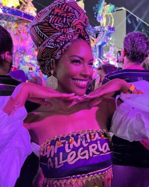 Sharam Diniz Instagram - Agora é OFICIAL! 
Curti o meu primeiro carnaval na Sapucaí 🇧🇷
E foi memorável 😍🥰
Obrigada @juliannetrevisol @camaroteallegria 💜
pela experiência fantástica, amoooo muito tudo isso 🥹🤩😘

#RJ #Carnaval2024 #Rio #Brasil #Sapucai

Now it’s OFFICIAL! 
Had my first carnival in Rio, Sapucaí 🇧🇷
Thank you @juliannetrevisol @camaroteallegria 💜
for the amazing experience, looove it 🥹🤩😘