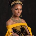 Sharam Diniz Instagram - Esta é Makeda, Uma figura etíope poderosa, sábia e justa de um reino muito rico da época… Que me deu a honra de ser protagonista na 10.a temporada da série Reis. Sendo o meu primeiro trabalho como atriz na teledramaturgia Brasileira 🇧🇷 A Raínha de Sabá veio me ensinar que realmente tudo é possível quando você crê mesmo antes de acontecer e, não saber nunca será motivo de vergonha, muito pelo contrário. Querer e saber aprender com quem sabe mais do que nós demonstra maturidade e alguma humildade da nossa parte, para que possamos ser e fazer melhor. Gratidão a todos que contribuíram para que esse sonho, se tornasse realidade. @seriereis 🎞️ @seriellaproductions 🎥 @u.m.netto 📷 #REIS #Makeda #RaínhadeSabá