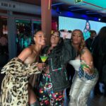 Sharam Diniz Instagram - Parabéns @soraiaramoss pela noite incrível! Entre arte e cultura, abraçamos o que nos faz bem. E ontem não foi diferente, celebramos entre cantores, modelos, blogueirinhas, influencers todo mundo junto. Porque amor é isso… é partilha, é dança, é alegria e alguns cocktails à mistura! Sucessos sucessivos 🙏🏾🙌🏾💃🏿🎉🍸 Att: A gata foi vestida pela @duartehajime 💁🏾‍♀️ asmeiii