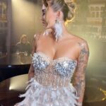 Sharlota Instagram - Make-up & hair for @sharlotaofficial ✨✨ @prg.spirits @bln.spirits #makeup #makeuplook #softsmokeyeye #nudelips #hairstyle #glamorous #glitters #mywork #sharlotaofficial #backstage #behindthescenes #outfit #dress #feathers #fullglam