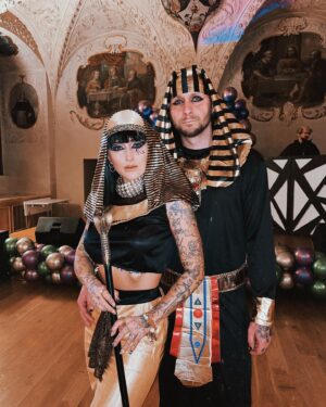 Sharlota Instagram - Best kostymove duo je back! Konecne nas nekdo pozval na narozeniny s patricne zabavnym dresscodem🔥🙌🏼 dekujeme @milanperoutka , se kterym si spolu zahrajeme jiz 18.5. dvojacek Okno me lasky v @divadlo_broadway ✨