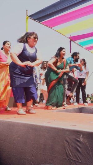 Sharmishtha Raut Instagram - '‘नाच गं घुमा’ चित्रपट थेटरात जाऊन तर प्रेक्षक पाहणारच..
पण सोबत आमच्या घुमा लोकांच्या मनात घर करणार हे काल प्रमोशनच्या निमित्ताने लोकांत मिसळून आम्हाला कळलं! ♥️
नाच गं घुमा' च्या PROMOTIONAL SONG  चं 
जोरदार स्वागत होतंय..
EverestMarathi च्या युट्युब चॅनेलवर.
तुम्ही पाहिलं का???
Like करा.. share करा.. Subscribe करा.. 
आणि हो reels करून आम्हाला टॅग सुद्धा करा!

हिरण्यगर्भ मनोरंजन’ निर्मित,
परेश मोकाशी दिग्दर्शित ‘नाच गं घुमा’
हलत्या चित्रांचा विजय असो!
१ मे २०२४ पासून जवळच्या थेटरात.. 

संगीत : @sinb_upon_cosb

गायक : @avadhoot_gupte @vaishalisamant

गीतकार : #PareshMokashi

नृत्यदिग्दर्शक : @rahulchecks82

गाणं बायो आणि स्टोरी मधील लिंक वर क्लिक करून पाहू शकता.. 

#ghuma #naach #naachgaghuma #bai #bhari #family #love #happiness #comedy #film #1stmay2024 #life #नाचगंघुमा #pari #promotionalsong #SongOutNow