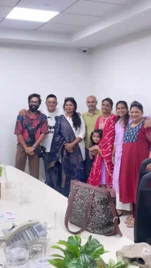 Sharmishtha Raut Instagram - ‘नाच गं घुमा’ टीम प्रमोशनच्या निमित्ताने जाऊन पोहोचली आहे ‘सकाळ’ च्या ऑफिस ला!

भेटूया १ मे पासून थेटरात…
‘हिरण्यगर्भ मनोरंजन’ निर्मित,
परेश मोकाशी दिग्दर्शित,
‘नाच गं घुमा’ 

#naachgaghuma #1stmay2024 #नाचगंघुमा