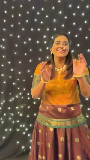 Sharmishtha Raut Instagram - INSTA

आमच्या ‘नाच गं घुमा’ चित्रपटाचं एक रंगीबेरंगी विश्व आहे. 
आणि या विश्वात तुमचं सगळ्यांचं स्वागत आहे. 
‘नाच गं घुमा’ चित्रपटाचं पहिलं वहिलं गाणं आलंय.. 
PROMOTIONAL SONG 
EverestMarathi च्या युट्युब चॅनेलवर.
Like करा.. share करा.. Subscribe करा.. 
आणि हो reels करून आम्हाला टॅग सुद्धा करा!

हिरण्यगर्भ मनोरंजन’ निर्मित,
परेश मोकाशी दिग्दर्शित ‘नाच गं घुमा’
हलत्या चित्रांचा विजय असो!
१ मे २०२४ पासून जवळच्या थेटरात.. 

संगीत : @sinb_upon_cosb

गायक : @avadhoot_gupte @vaishalisamant

गीतकार : #PareshMokashi

नृत्यदिग्दर्शक : @rahulchecks82

गाणं बायो आणि स्टोरी मधील लिंक वर क्लिक करून पाहू शकता.. 

@muktabarve @namrata_rudraaj @sukanyamoneofficial @supriya_pathare75 
@sharmishtharaut @aashagopal @sarangsathaye @_world_of_myra_official 
#pareshmokashi @hiranyagarbha_manoranjan @madhugandhakulkarni @swwapnil_joshi
@sharmishtharaut @tejas.desai.1044 @sarangsathaye 
@trru14 @shishirchousalkar @faizee222 @rahulchecks82
@sinb_upon_cosb @mayasabhakm @everestentertainment @sanjayof69
@aakashpendharkar @kirtipendharkar @sonawaneshemant @sushant_deorukhkar
@coffee_snap_repeat @poornima_aok @iamnileshwagh @santoshgilbile_official
@khadilkarakshay @mohit_kunte29 @iamchinmaywagh @svg_films
@puranjanii @focus_pull_fule @iamsohamghaisas @rohanmapuskar @svg_films vaise_hi_kar
@pradnyaasumathishetty_official @vaibhavpatil3474 @sandeep.gnyadav vaise_hi_kar @dhuru_7 as well
@aishwarya.bachal @nileshwagh @lavesh_sumbhe @vaibhavshetkar
@snigdhagosavi @bombay_duck0603 @indusmoon.media

#ghuma #naach #naachgaghuma #bai #bhari #family #love #happiness #comedy #film #1stmay2024 #life #नाचगंघुमा #pari #promotionalsong #SongOutNow