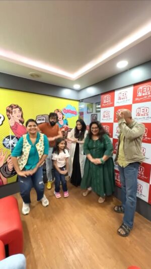 Sharmishtha Raut Instagram - Red FM च्या ऑफिसला ‘नाच गं घुमा’ टीमची भेट. मज्जा, मस्ती आणि गप्पा ऐकायला नक्की tune in करा Red FM वर😃

आणि भेटूया १ मे पासून थेटरात…
‘हिरण्यगर्भ मनोरंजन’ निर्मित,
परेश मोकाशी दिग्दर्शित,
‘नाच गं घुमा’

#naachgaghuma #1stmay2024 #नाचगंघुमा