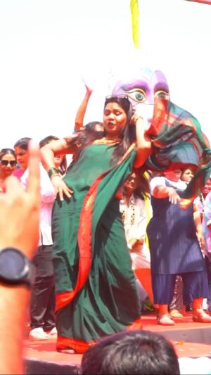 Sharmishtha Raut Instagram - घुमाचं PROMOTIONAL गाणं आलं 
आणि पहिल्याच दिवशी प्रेक्षकांना या गाण्यानं नाचवलं! 🥰

नाच गं घुमा’ च्या PROMOTIONAL SONG चं जोरदार स्वागत होतंय..
EverestMarathi च्या युट्युब चॅनेलवर.
तुम्ही पाहिलं का???
Like करा.. share करा.. Subscribe करा..
आणि हो reels करून आम्हाला टॅग सुद्धा करा!

हिरण्यगर्भ मनोरंजन’ निर्मित,
परेश मोकाशी दिग्दर्शित ‘नाच गं घुमा’
हलत्या चित्रांचा विजय असो!
१ मे २०२४ पासून जवळच्या थेटरात..

संगीत : @sinb_upon_cosb

गायक : @avadhoot_gupte @vaishalisamant

गीतकार : #PareshMokashi

नृत्य दिग्दर्शक : @rahulchecks82

गाणं बायो आणि स्टोरी मधील लिंक वर क्लिक करून पाहू शकता..

#ghuma #naach #naachgaghuma #bai #bhari #family #love #happiness #comedy #film #1stmay2024 #life #नाचगंघुमा #pari #promotionalsong #SongOutNow