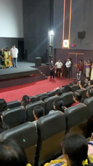 Sharmishtha Raut Instagram - थेटरला visit करताना अनेक कथा, अनेक लोकं भेटली… पण ही ‘राणी-परिराणी’ची जोडी खूपच खास होती.
अगदी आपल्या राणी आणि आशा ताईंसारखीच..!❤️ 

१ मे पासून सर्वत्र प्रदर्शित झालाय… 
‘हिरण्यगर्भ मनोरंजन’ निर्मित
परेश मोकाशी दिग्दर्शित,
‘नाच गं घुमा’✨

Ticket booking link in bio 🔗 

#NachGaGhuma #naachgaghuma #film #1stmay2024 #नाचगंघुमा #NowInTheatres