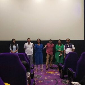 Sharmishtha Raut Instagram - सिनेमा रिलीजला आला की त्याबद्दल त्या चित्रपटातील कलाकारांचे मित्र कौतुकाच्या पोस्ट्स करू लागतात. प्रेक्षकही सुजाण आहेत त्यांना सुद्धा आता हे प्रमोशन आहे ब्वा हे कळलेलं असतं. कालची पोस्ट थोडीफार तशी होती. पण ही पोस्ट त्यातली आजिबात नाही.
तर 'नाच गं घुमा' चं स्पेशल स्क्रिनिंग काल पाहिलं. काय सुंदर सिनेमा बनवला आहे आमच्या मित्रांनी. नेहमीप्रमाणे परेश मोकाशी आणि मधुगंधा कुलकर्णी या जोडीने एक अप्रतिम चित्रपट बनवलेला आहे. सुरुवातीपासून शेवटपर्यंत प्रत्येक दृश्यात आपसूकच 'वाह' हे उत्स्फूर्तपणे येत होतं. प्रत्येकाला रिलेट होईल, आपली वाटेल पण तरीही एक वेगळा दृष्टिकोन देणारा हा चित्रपट आहे. खास मोकाशी शैलीचा. 
सर्व निर्माते @madhugandhakulkarni @swwapnil_joshi @sharmishtharaut @tejas.desai.1044 @mayasabhakm #TruptiPatil सर्वांचे खूप खूप अभिनंदन. हिट आहे पिच्चर!
@sarangsathaye छोटी मायरा, @sukanyamoneofficial @supriya_pathare75 यांनी धम्माल उडवून दिलेली आहे, चित्रीकरणाच्या वेळेस तुम्हाला काय मज्जा आली असेल हे प्रत्येक दृश्यातल्या पिक्सल अन पिक्सल मधे जाणवत राहतं. 
आपल्या सर्वांच्या लाडक्या कै. नरेंद्र भिडेंचा सुपुत्र @sinb_upon_cosb (तन्मय भिडे) या अवघ्या 22 वर्षाच्या मुलाने अप्रतिम संगीत/पार्श्वसंगीत दिलेलं आहे. 
@sandeep.gnyadav अप्रतिम कॅमेरावर्क. छोट्या छोट्या जागांमध्ये  तुझा कॅमेरा अजब जागा काढतो. 
@shishirchousalkar अत्यंत विचारपूर्वक केलेलं तुझं साऊंड डिझाईन मज्जा आणतं. परेश सारख्या अत्यंत किचकट व्यक्तीबरोबर इतक्या कमी वेळात असं काम करणं काय असू शकतं हे मीच समजू शकतो.खूप कौतुक!
@faizee222 तुझ्या एडिटिंग मधे तुझी तुझ्या क्राफ्टच्या rhythm वर असलेली पकड सतत जाणवते. काही काही कट्स हे फक्त तूच देऊ शकतोस. अप्रतिम काम!
आता दुसऱ्या फोटोबद्दल.
काल @muktabarve न्हवती नाहीतर तिच्या बरोबर पण फोटो काढला असता. तिचा कमाल अभिनय, विनोद, इमोशन, कल्लोळ सगळंच भारी. मोठ्या पडद्यावर तिची भन्नाट राणी बघाच बघा.
आणि ही आपली @namrata_rudraaj आपल्या सगळ्यांची नमा. व्हेंटिलेटर सिनेमात तिच्याबरोबर पहिल्यांदा काम केलं. तेंव्हापासून ती माझी एक फेव्हरेट अभिनेत्री आहे. पण तिच्या कुवतीचा रोल तिला आजपर्यंत मिळाला न्हवता असं वाटत राहतं. कॉमेडी तर ती झोपेतून उठून पण करेल. पण त्याचबरोबर या सिनेमातील आशाताई नावाचं पात्र तिने त्यातल्या बारीक बारीक जागा, मुद्राभिनय, श्वासोच्छ्वास, संवादफेक, देहबोली या सर्वाचा अप्रतिम वापर करत अक्षरशः जिवंत केलं आहे. Hats off to you नमा! 
धन्यवाद team नाच गं घुमा ❤
