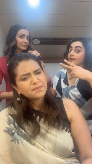 Sharmishtha Raut Instagram - Masti time while shooting…. 
.
.
.
#explorer #hastag #instareels #trending #condey #funtimes #funnyvideos #funnyshit #actor #actorslife #girls #girlgang #instafeed #instafeetlove #instamood #instastyle #moodygrams #instadaily #instafollow