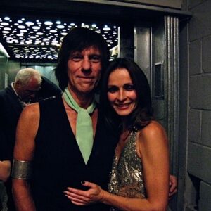 Sharon Corr Instagram - „Every time he put his beautiful hands to the guitar he took us deep on a journey into the universe the unknown and yet in that moment understood completely. 
A gift to the world that is and always will be infinite in its beauty. A humble, pure poet of his instrument. 
To be with him to watch him play to see his shyness his prowess was an honour I will hold forever in my soul. 
Jeff you are so missed.
The world is a more Magical place because of you.
My heart goes out to Sandra his beautiful wife and to all his friends and loved ones. 
We love you Jeff. 
Wishing you a peaceful journey onwards. 
There are no goodbyes just until we see you next. 
I Love you.
Sharon 
🎶❤️”