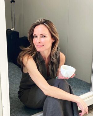 Sharon Corr Instagram - Barefoot & backstage. Thanks for last night! @theofficialsting & his Team. Great night in great company @alexmorellbass @alfonsosamos @dougyowell @clydestrain