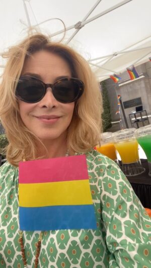Sharon Lawrence Instagram - #pridesunday at @1stchurchla #thatswhatfriendsarefor